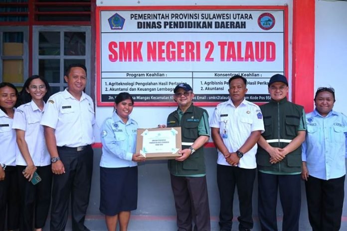 Kemendikdasmen Bagikan 30 Laptop