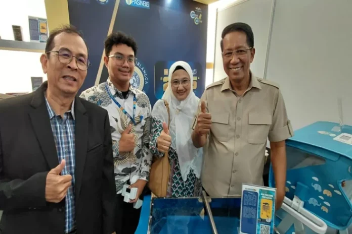 Menteri Hukum meninjau inovasi fototerapi portabel untuk bayi karya FK Unair