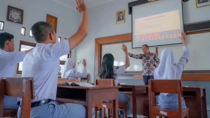 Ilustrasi guru mengajar siswa di dalam dan luar kelas terkait kebutuhan guru Jakarta