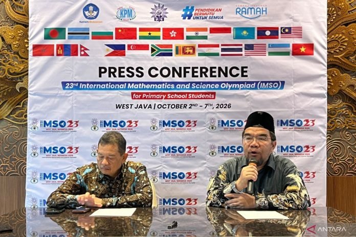 Raden Ridwan Hasan Saputra dan Didik Suhardi menjelaskan kontingen Indonesia untuk IMSO 2026