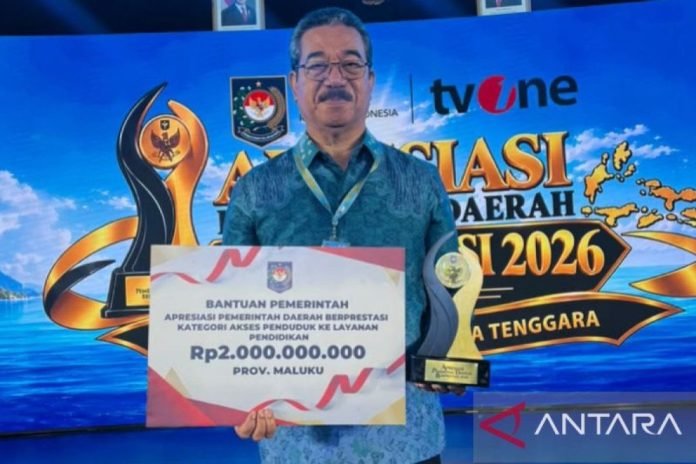 Gubernur Maluku Hendrik Lewerissa menerima penghargaan akses pendidikan