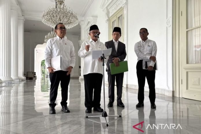 Mendikdasmen Abdul Mu'ti menjawab pertanyaan wartawan setelah rapat terbatas di Istana