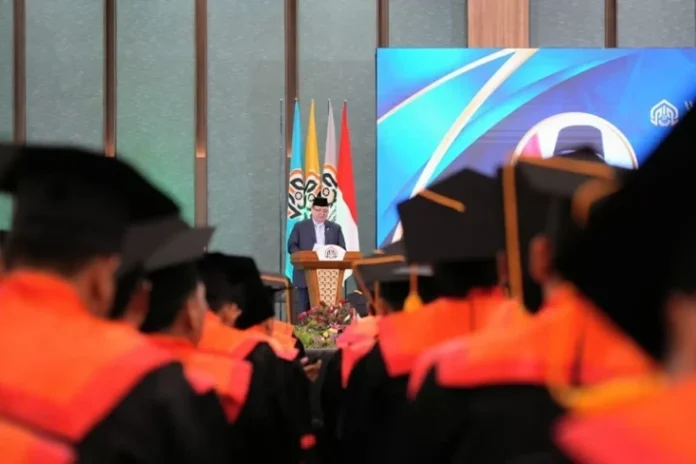 Airlangga Hartarto menyampaikan orasi ilmiah pada wisuda Universitas PTIQ Jakarta