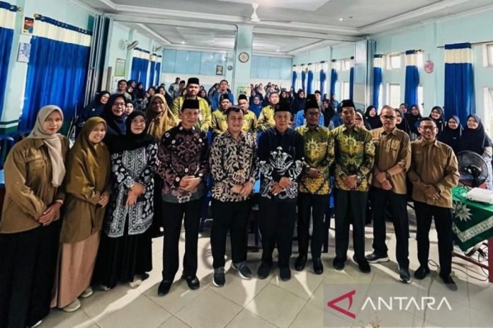 Guru dan kepala sekolah Muhammadiyah Kuantan Singingi mengikuti pelatihan Program PINTAR