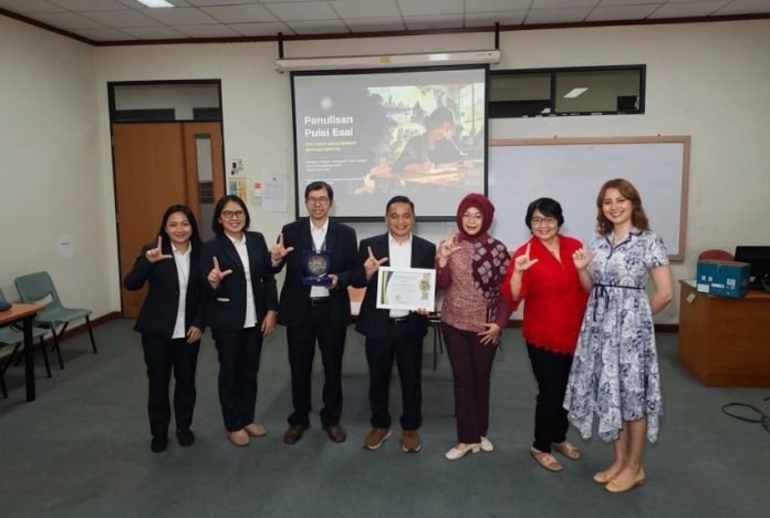 Mahasiswa Pendidikan Bahasa Indonesia UPH mengikuti pelatihan penulisan puisi esai