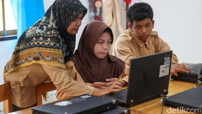 Siswa menggunakan laptop dalam kegiatan belajar di Natuna