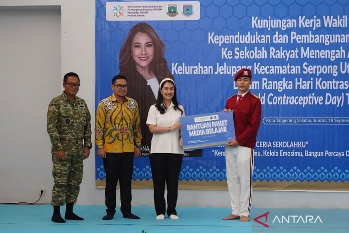 Penyerahan paket media belajar PIK-R kepada siswa SRMA 33 Tangerang Selatan