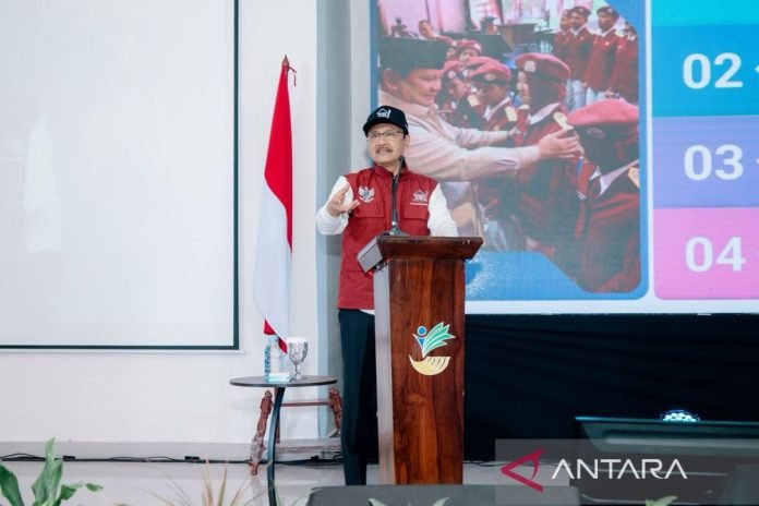 Menteri Sosial Saifullah Yusuf memberi arahan kepada wali asuh Sekolah Rakyat di Makassar