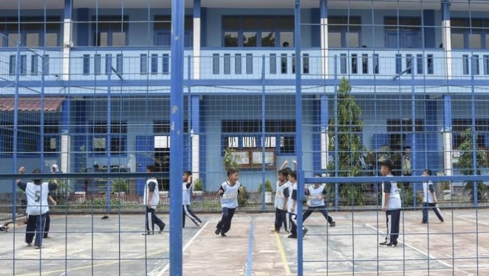 Kegiatan santri di lingkungan pondok pesantren