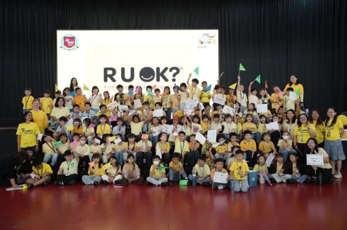 Siswa, guru, dan staf Binus School Serpong memperingati R U OK Day