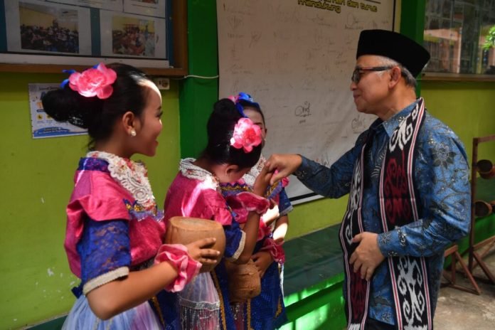Wakil Menteri Pendidikan Dasar dan Menengah Atip Latipulhayat berdialog dengan guru di Demak