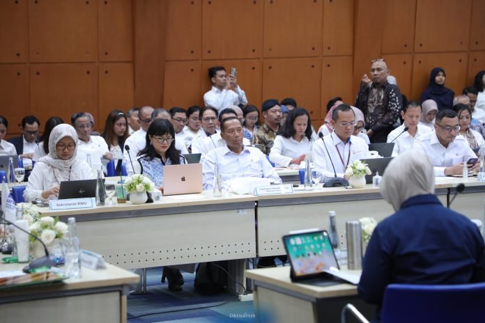 Wakil Menteri Pendidikan Tinggi Sains dan Teknologi Fauzan berbicara dalam Sidang Pleno KNIU 2026