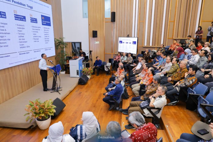 Menteri Brian Yuliarto dalam Akademi Kepemimpinan Pendidikan Tinggi Tahap III 2026 di Bandung