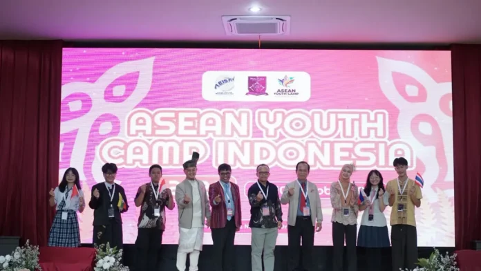 Peserta ASEAN Youth Camp 2026 berfoto bersama di Sukabumi