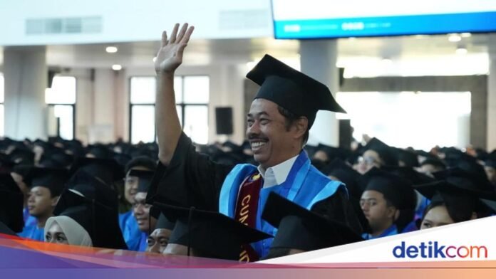 Abdul Ghofur menjadi wisudawan doktor tertua Fakultas Teknologi Kelautan ITS