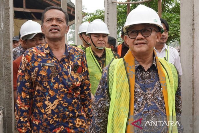 Menteri Pendidikan Dasar dan Menengah Abdul Mu’ti memantau revitalisasi sekolah di Kubu Raya