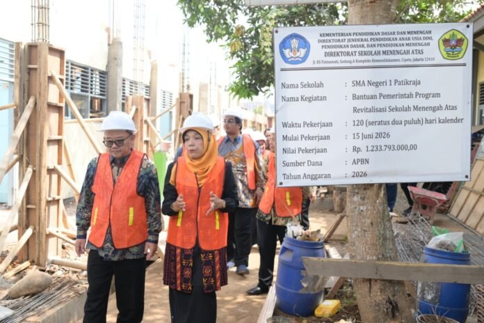 Mendikdasmen Abdul Mu’ti meninjau lingkungan SMAN 1 Patikraja di Kabupaten Banyumas