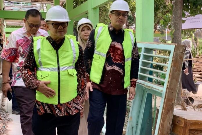 Menteri Pendidikan Dasar dan Menengah Abdul Mu'ti meninjau pembangunan SDN 5 Metro Timur