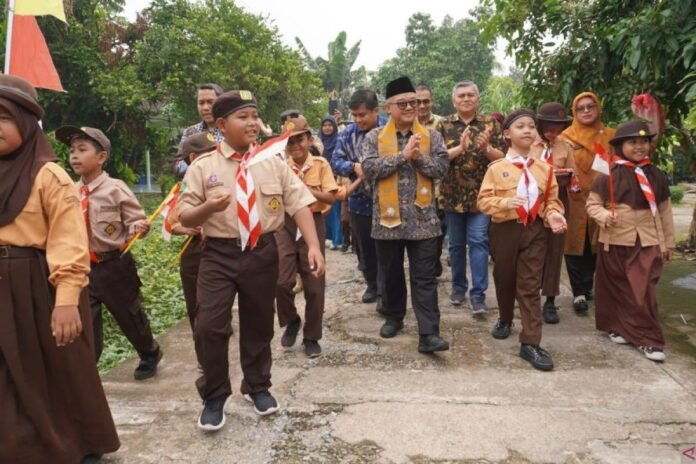 Mendikdasmen Abdul Mu’ti disambut guru dan siswa saat meninjau sekolah di Sungai Raya