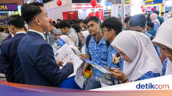 Pelajar mencari informasi perguruan tinggi