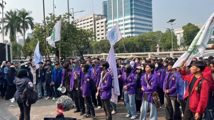 Massa mahasiswa menggelar demonstrasi di depan Gedung DPR RI untuk mengawal RUU Sisdiknas
