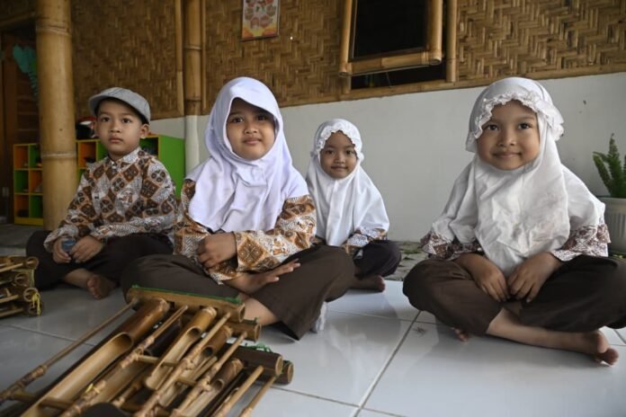 Anak-anak TK IT Mekar Insani memainkan angklung bersama