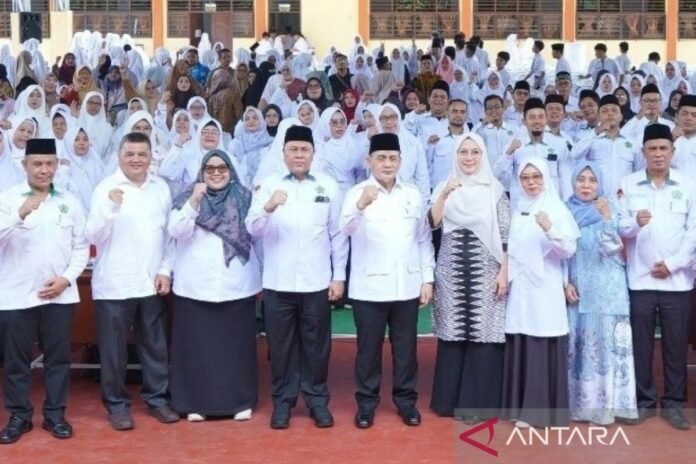 Wakil Menteri Agama H. Romo Muhammad Syafii bersama guru, siswa, dan wali siswa MAN 3 Medan