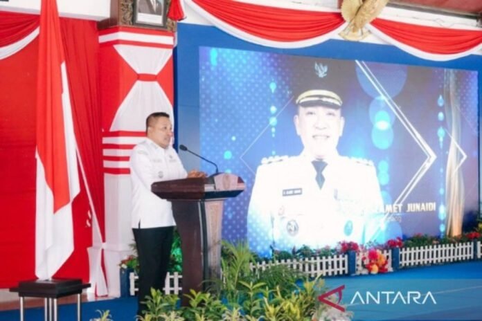 Bupati Sampang Slamet Junaidi menyampaikan sambutan kepada alumni dan mahasiswa penerima beasiswa