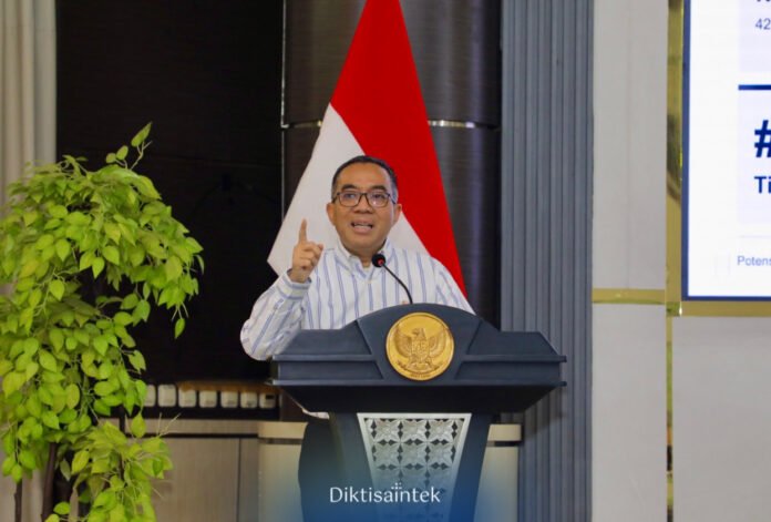 Mendiktisaintek Brian Yuliarto berbicara kepada pemimpin organisasi mahasiswa dalam Indonesia Future Leaders Summit 2026