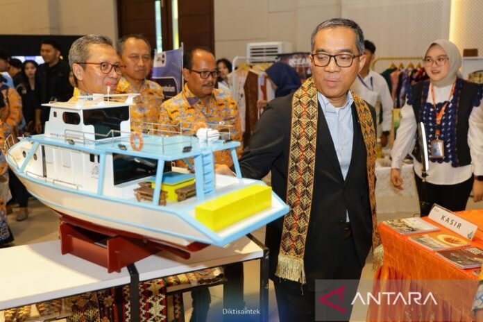 Mendiktisaintek Brian Yuliarto meninjau hasil riset dan inovasi Universitas Bandar Lampung