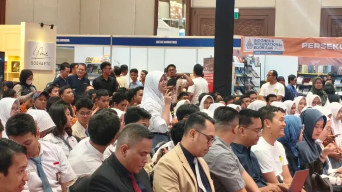 Siswa SMA bertanya kepada narasumber dalam diskusi pendidikan di IIBF 2026