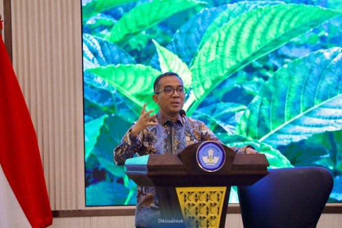 Mendiktisaintek Brian Yuliarto membuka diskusi ahli pengembangan kratom di Jakarta