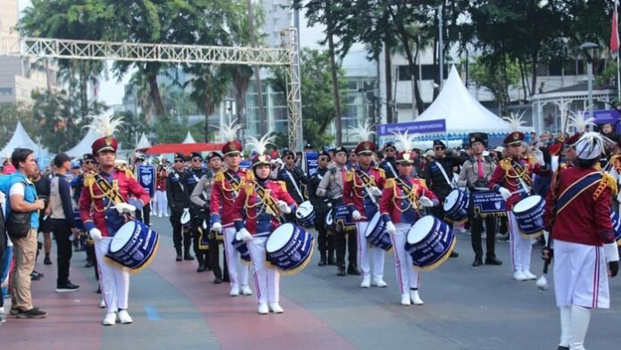 Drum band SMA Kemala Taruna Bhayangkara tampil saat sosialisasi SPMB di CFD Bundaran HI