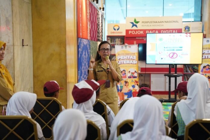 Murniasi Hutapea mengedukasi pelajar SDN 04 Tanjung Priok tentang bahaya narkotika