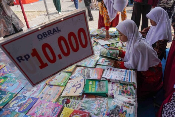 Pelajar sekolah dasar menghadiri Festival Literasi 2026 di Dinas Kearsipan dan Perpustakaan Kota Pekalongan