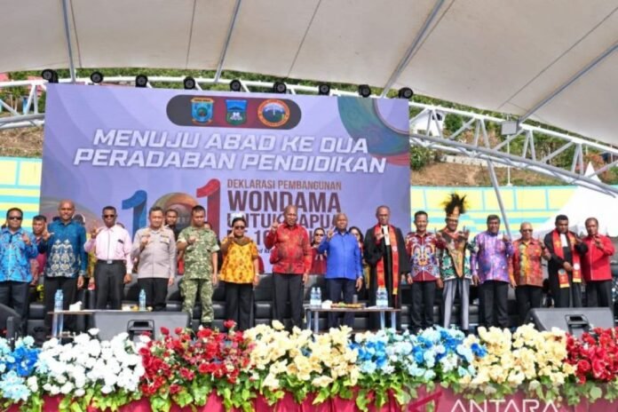 Pemerintah, gereja, adat, dan akademisi pada peringatan pendidikan di Aitumeiri Wondama