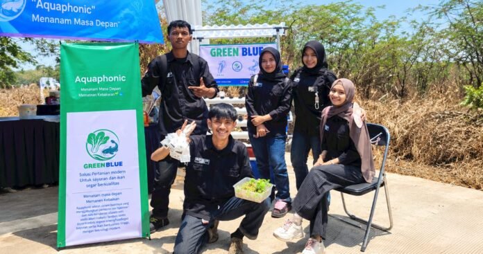 Mahasiswa Politeknik Negeri Subang menunjukkan sistem akuaponik pintar Green Blue
