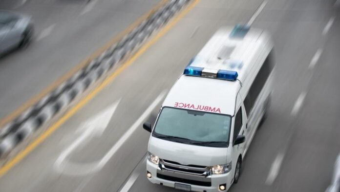 Ilustrasi ambulans dalam penanganan 92 siswa SMP di Cisarua