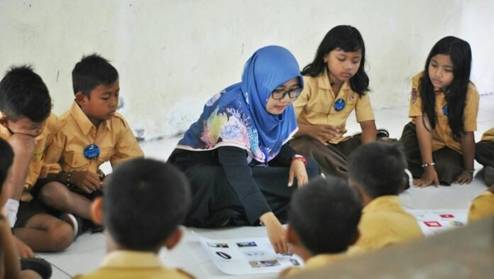 Ilustrasi guru mendampingi kegiatan belajar murid