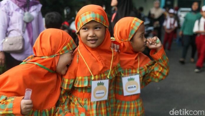 Murid usia taman kanak-kanak mengikuti kegiatan sekolah