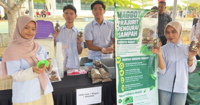 Mahasiswa Politeknik Negeri Subang menunjukkan produk inovasi maggot MAGGRO