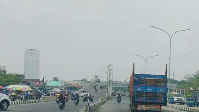 Kabut asap menyelimuti jalan di Kota Pekanbaru pada Oktober 2026