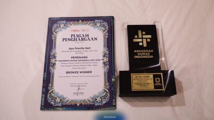 Perwakilan Kemdiktisaintek menerima penghargaan Anugerah Humas Indonesia 2026