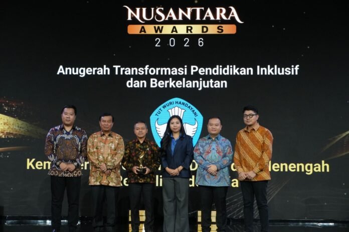 Wakil Menteri Pendidikan Dasar dan Menengah Fajar Riza Ul Haq menerima penghargaan Nusantara Awards 2026