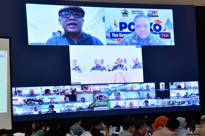 Wakil Menteri Pendidikan Dasar dan Menengah Fajar Riza Ul Haq meninjau Posko TKA