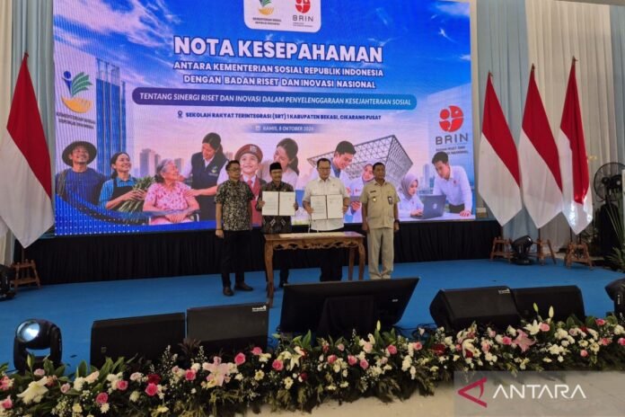 Menteri Sosial Saifullah Yusuf dan Kepala BRIN Arif Satria menunjukkan kesepakatan kerja sama Sekolah Rakyat