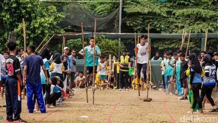Pelajar DKI Jakarta mengikuti kompetisi olahraga tradisional dalam Festival Olahraga Rakyat 2026 di Jakarta International Velodrome