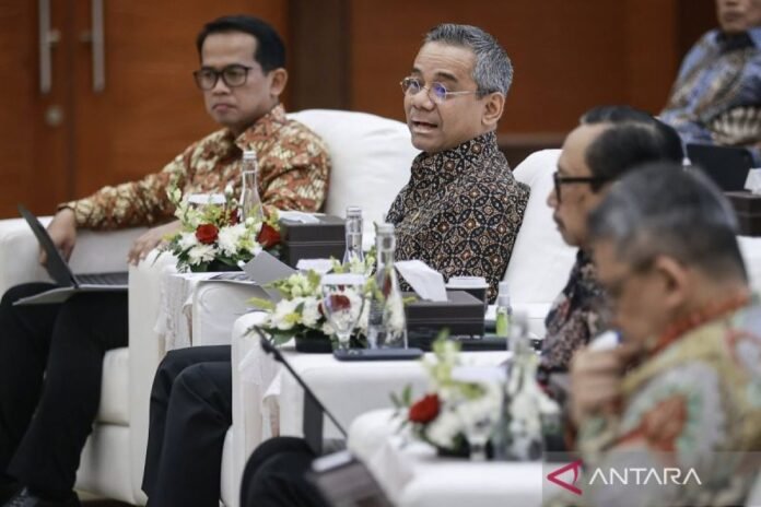 Menteri Keuangan Suahasil Nazara dan para wakil menteri dalam konferensi pers APBN KiTa Oktober 2026