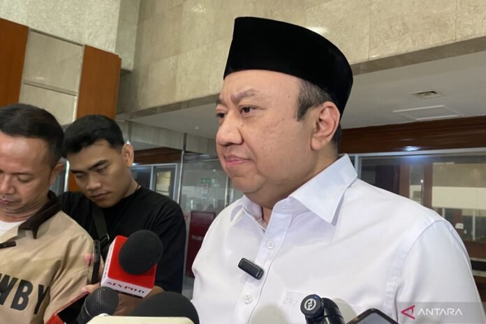 Wakil Ketua Komisi X DPR Lalu Hadrian Irfani menjawab pertanyaan pers di kompleks parlemen