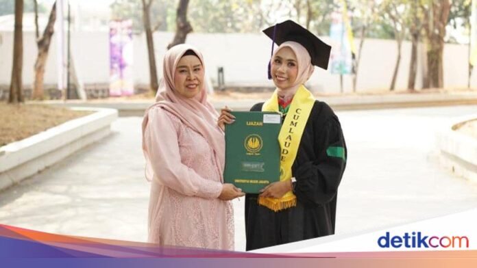 Lia Marsya Fazliana wisudawan terbaik FMIPA Universitas Negeri Jakarta